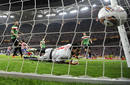 Imagen del segundo gol de Falcao, el 2-0 en la final.