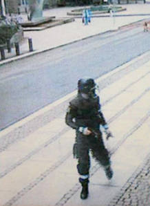 Imagen del ultraderechista Anders Behring Breivik tras colocar el coche bomba en Oslo.