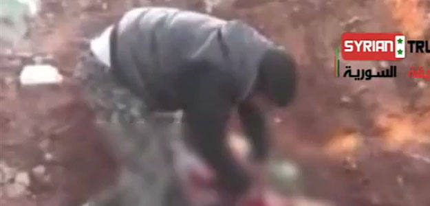 Imagen del vídeo en el que el supuesto rebelde sirio aparece arrancando el corazón a un soldado muerto.