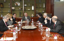 Imagen de los directivos del Athletic y del Barça en la reunión mantenida en la RFEF sobre el estadio para la final de la Copa del Rey 2012. Imagen de los directivos del Athletic y del Barça en la reunión mantenida en la RFEF sobre el estadio para la final de la Copa del Rey 2012.