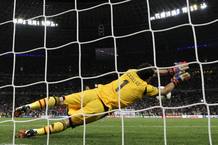 Imagen de espaldas del Casillas deteniendo el penalti a Moutinho en las semifinales de la Eurocopa 2012. Imagen de espaldas del Casillas deteniendo el penalti a Moutinho en las semifinales de la Eurocopa 2012.