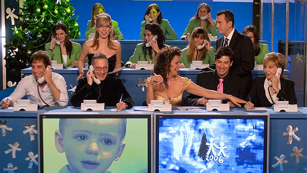 Imagen de la Gala Inocente, Inocente de 2006 con famosos recogiendo llamadas