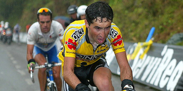Imagen de Joseba Beloki (ONCE) y Aitor González (Kelme) durante la Vuelta a España 2002. Imagen de Joseba Beloki (ONCE) y Aitor González (Kelme) durante la Vuelta a España 2002.