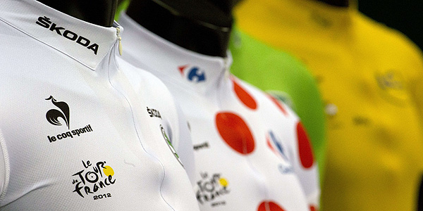 Imagen de los maillots oficiales del Tour de Francia de la marca Le Coq Sportif.