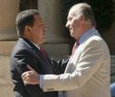 El rey Juan Carlos y el presidente de presidente venezolano, Hugo Ch&aacute;vez conversan a las puertas del Palacio de Marivent de Palma de Mallorca, residencia de verano de la Familia Real.