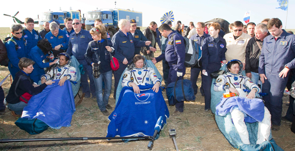 Imagen de los tres astronautas llegados a la Tierra tras cuatro meses a bordo de la EEI Imagen de los tres astronautas llegados a la Tierra tras cuatro meses a bordo de la EEI