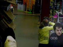 Imagen facilitada por TVE del presunto etarra Andoni Cengotitabengoa Fernández tomada por la cámara de un supermercado en Óbidos, Portugal, el 17 de Enero de 2010. Imagen facilitada por TVE del presunto etarra Andoni Cengotitabengoa Fernández tomada por la cámara de un supermercado en Óbidos, Portugal, el 17 de Enero de 2010.