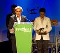 Imanol, agradeciendo el premio recibido.