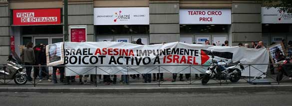 Activistas han desplegado pancartas y encharcado el suelo con pintura roja para evitar el acto israelí previsto en la Red Innova Activistas han desplegado pancartas y encharcado el suelo con pintura roja para evitar el acto israelí previsto en la Red Innova