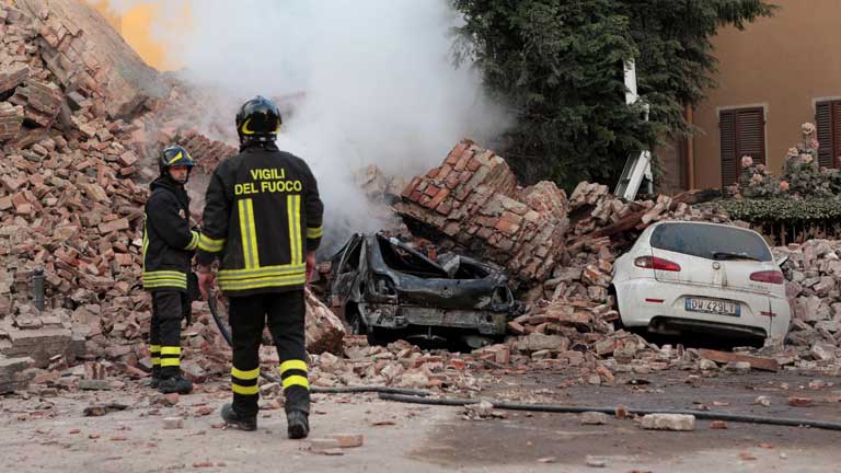 Miles de afectados por el terremoto pasan la noche en sus coches por miedo a las r&eacute;plicas