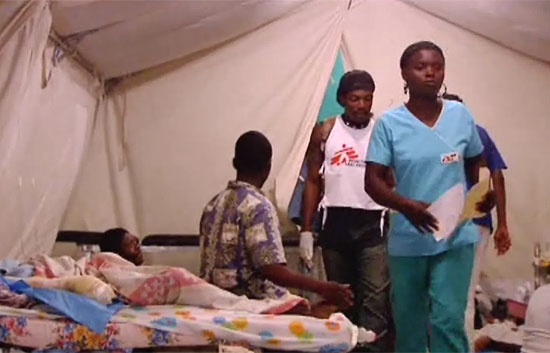 Los heridos por el terremoto en Hait&iacute; son tratados en improvisados hospitales
