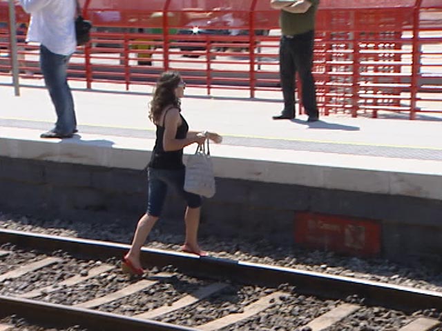 El d&iacute;a despu&eacute;s de la tragedia en Castelldefels vemos a una persona cruzar las v&iacute;as del tren