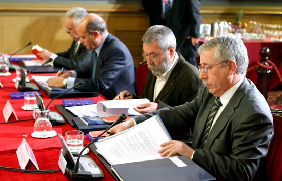 Sindicatos y empresarios acuden a la Conferencia de Presidentes Auton&oacute;micos