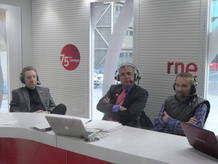 I&ntilde;aki Gabilondo, Juan Ram&oacute;n Lucas y Julio C&eacute;sar Iglesias escuchan atentos a Luis del Olmo, que ha intervenido en el programa por tel&eacute;fono.