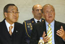 El Rey habla con el secretario general de Naciones Unidas, Ban Ki-moon, durante la ceremonia. Los Reyes de Espa&ntilde;a y m&aacute;ximo responsable de la ONU fueron los encargados de inaugurar la sala.