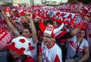 Miles de aficionados polacos ven el Polonia-Grecia en la fan zone de Varsovia.
