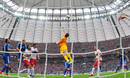 Espectacular imagen de Szczesny despejando un bal&oacute;n.