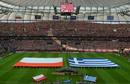 Las banderas gigantes de Polonia y Grecia, en el previo del partido.