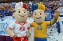 Las mascotas de la Eurocopa 2012 posan en la inauguraci&oacute;n.