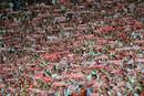 Los aficionados polacos ti&ntilde;en de rojo las gradas del Estadio Nacional de Varsovia.
