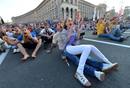Aficionados disfrutan del partido en una pantalla gigante en la fan zone de Kiev.