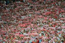 Los aficionados polacos ti&ntilde;en de rojo las gradas del Estadio Nacional de Varsovia.