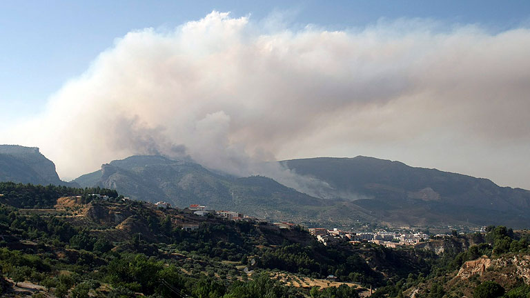 Un incendio entre Alcoy y Cocentaina obliga a desalojar a 200 personas