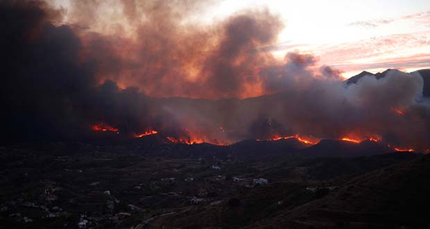 El fuego cerca de las casas del Barranco Blanco de Co&iacute;n