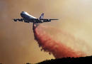 Un Evergreen 747 Supertanker ayuda en las operaciones a&eacute;reas contra el fuego en California.