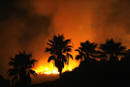 Los bomberos han luchado contra el fuego durante toda la noche en la zona de Tujunga, en Los &Aacute;ngeles.