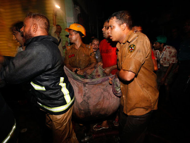 Al menos 108 muertos y m&aacute;s de 150 heridos en un incendio en Bangladesh
