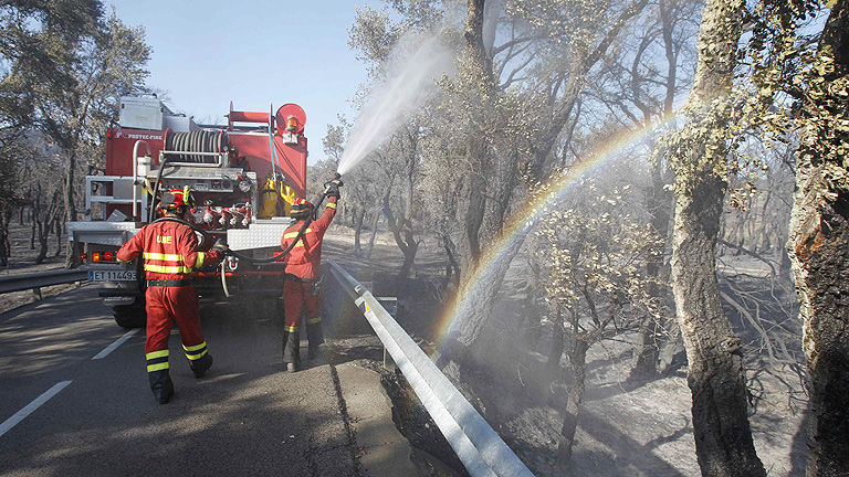 Los Bomberos centran sus esfuerzos en el &aacute;rea occidental del incendio del Empord&agrave;, ya en fase de control