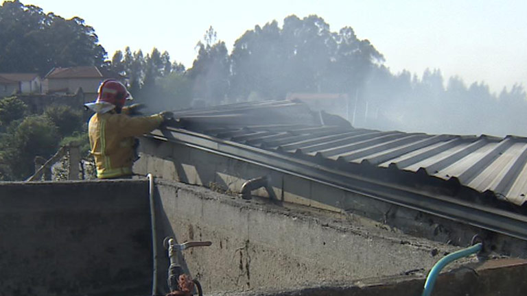 Siete heridos y un muerto  tras incendiarse una f&aacute;brica de madera en Pontevedra