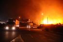 Vehiculos circulan por una carretera cercana al incendio en el que ya se han restablecido las conextiones por francia en la autopista AP7 en sentido norte y en la linea de tren convencional