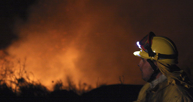 Un bombero observa las llamas del incendio forestal declarado esta noche en el Parque Natural Arribes del Duero, en el término municipal salmantino de La Bouza. Un bombero observa las llamas del incendio forestal declarado esta noche en el Parque Natural Arribes del Duero, en el término municipal salmantino de La Bouza.