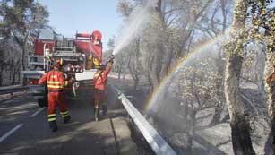 Ver v&iacute;deo  'El incendio de Girona est&aacute; en fase de control aunque no extinto'