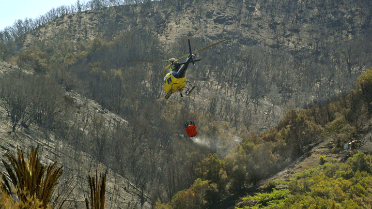 Los trabajos de estabilizaci&oacute;n del incendio en La Gomera se centran en enfriar el per&iacute;metro