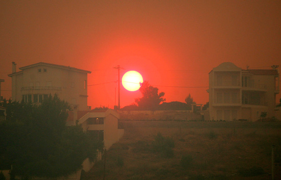 El incendio cerca las afueras de Atenas