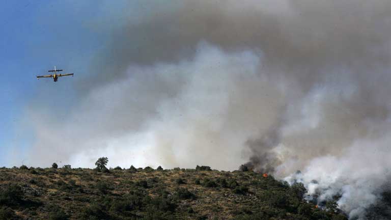 El incendio en la Sierra Norte de Guadalajara obliga a desalojar 130 vecinos 
