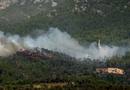 Un helic&oacute;ptero extingue el fuego