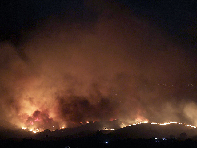 Ver v&iacute;deo  'Un incendio en Mijas obliga a desalojar 300 viviendas'