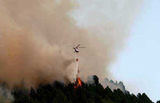 El viento dificulta la extinci&oacute;n del incendio de La Palma