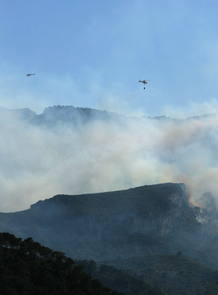 EL INCENDIO DE RASQUERA SIGUE ACTIVO TRAS QUEMAR DIEZ HECT&Aacute;REAS