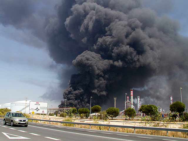 Dos muertos y dos heridos en el incendio de una refiner&iacute;a en Palos de la Frontera (Huelva)