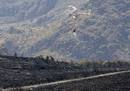 15/07/2009. Un helic&oacute;ptero de los servicios de extinci&oacute;n sobrevuela la zona afectada por un incendio declarado en el parque natural de Sierra Cabrera, en Turre (Almer&iacute;a), y que ha calcinado ya m&aacute;s de 4.000 hect&aacute;reas de matorral.