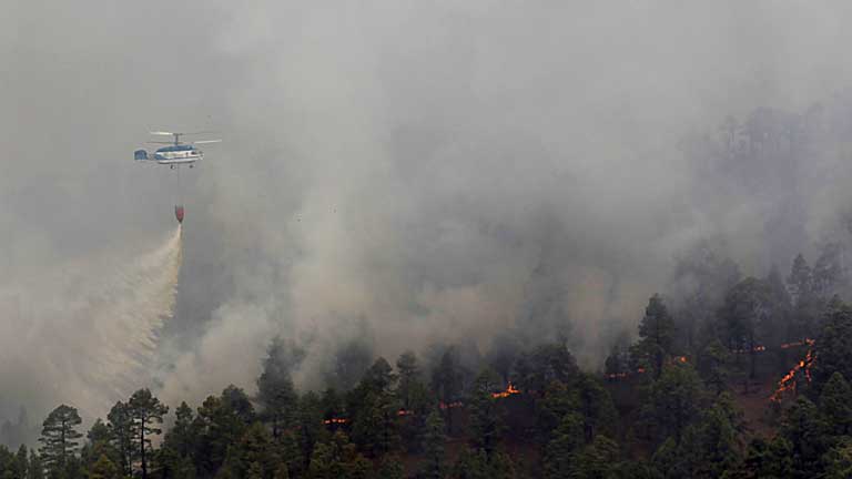 Evacuan a 1.800 vecinos de Vilaflor por el avance del incendio forestal de Tenerife