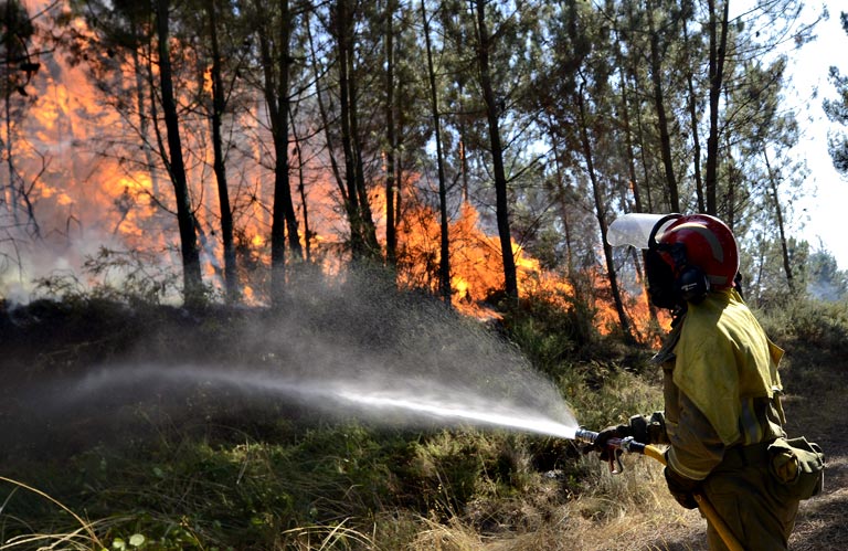 Continúan activos los incendios de las localidades ourensanas de A Merca y Paderne 