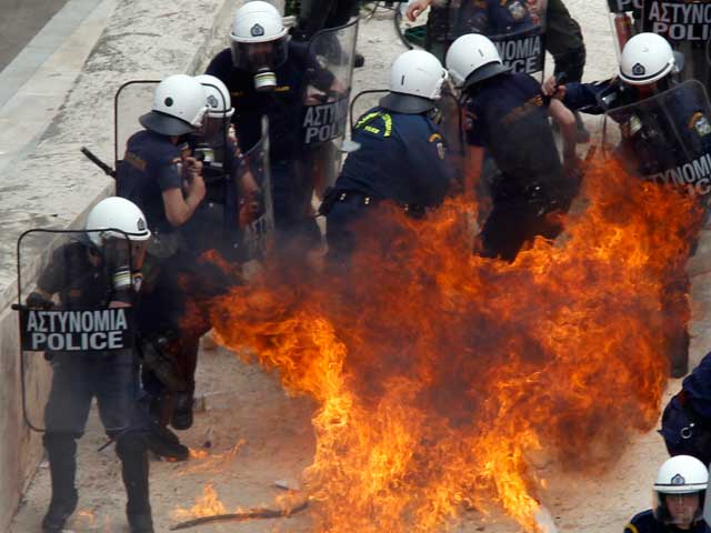 Primeras im&aacute;genes de los incidentes de la huelga general en Grecia
