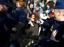Incidentes durante la protesta convocada por el colectivo "Toma la plaza. 15M", en la Universidad Miguel Hern&aacute;ndez, contra la presencia del expresident de la Generalitat Francisco Camps