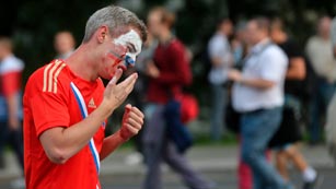 Ver v&iacute;deo  'Incidentes violentos entre aficionados rusos y polacos en Varsovia'